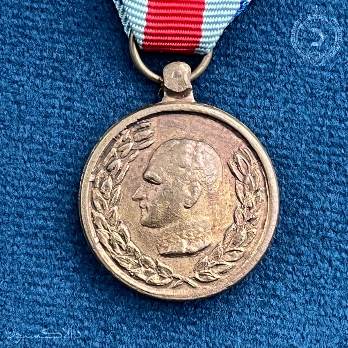 تصویر مدال یادبود 2500 امین سال بنیانگذاری شاهنشاهی ایران به همراه روبان فابریک