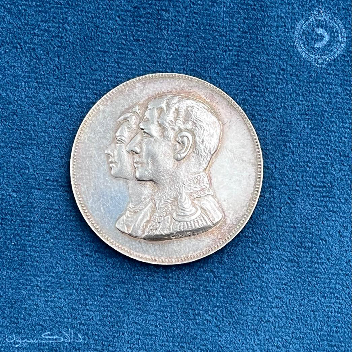 تصویر مدال شاه و فرح زنان حقوقدان محمدرضا شاه